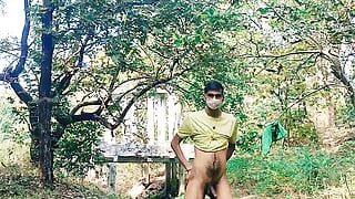 Hombre gay indio punjabi mostrando gran polla y corriéndose