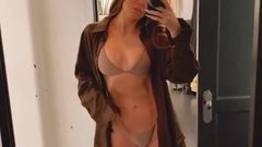 Khloe Kardashian zeigt sich im Spiegel