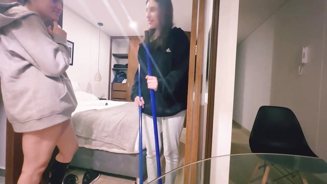 فتاة التنظيف تمد البطانية لأرى كسي