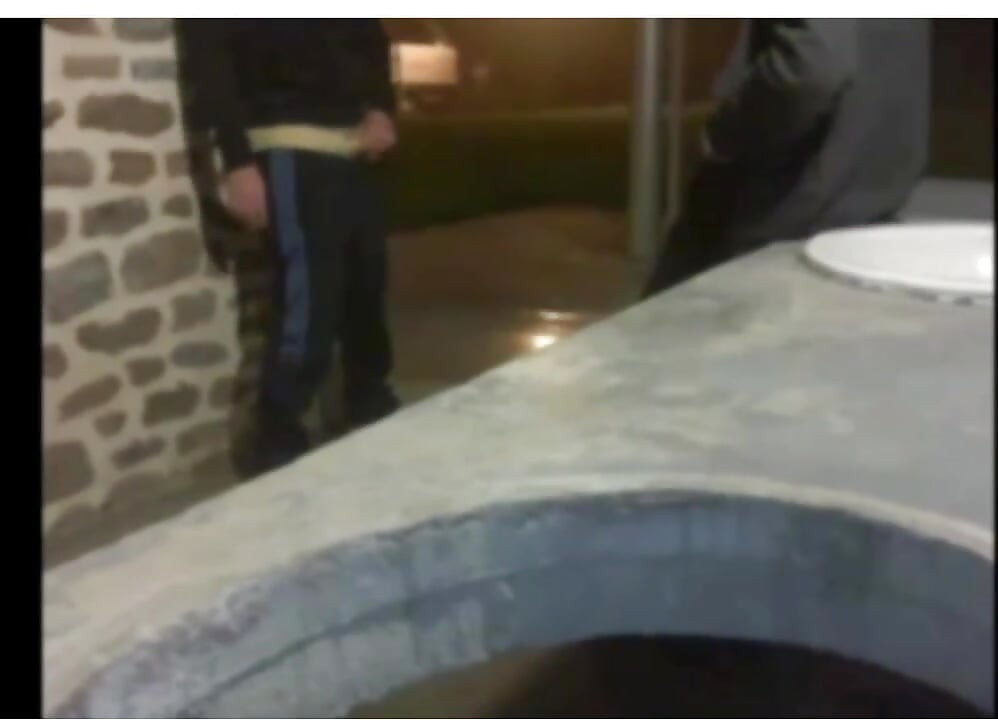 पार्किंग में एक ट्रक ड्राइवर, बहुत कामुक, मेरे साथ पार्किंग लॉट टॉयलेट में शामिल हो गया।