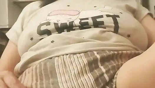 Reife MILF in Shorts, zeigt Überraschung