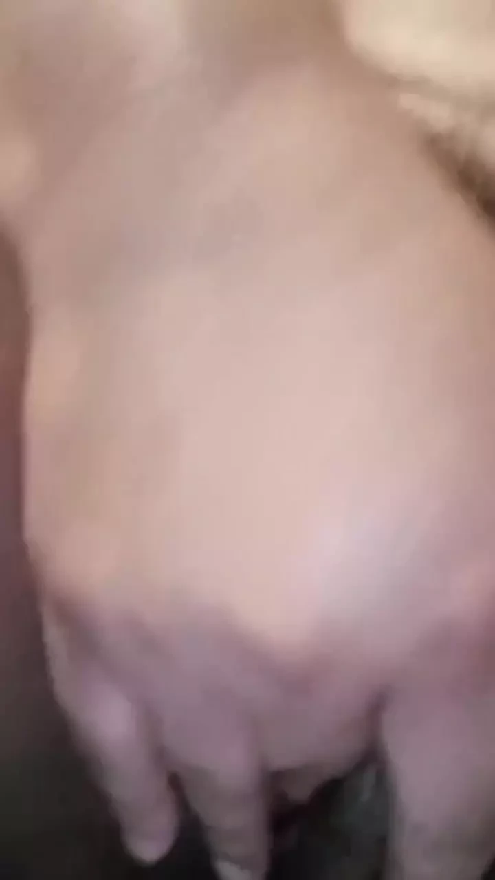 Jovencita jugando con su delicioso coño envía el video a su padrastro por error