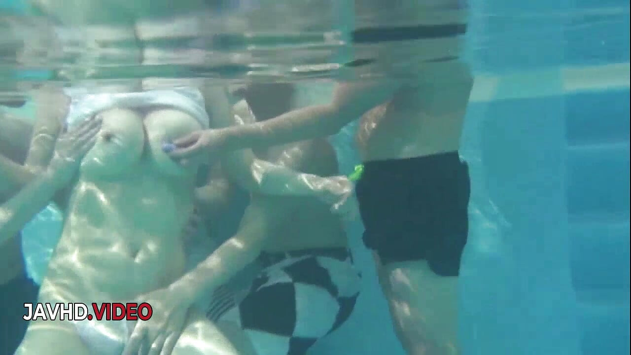 La pipe torride au bord de la piscine de Suzuna Komiya avec deux mecs