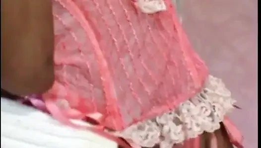 Cewek ebony cantik dengan payudara alami melompat ke batang hitam besar