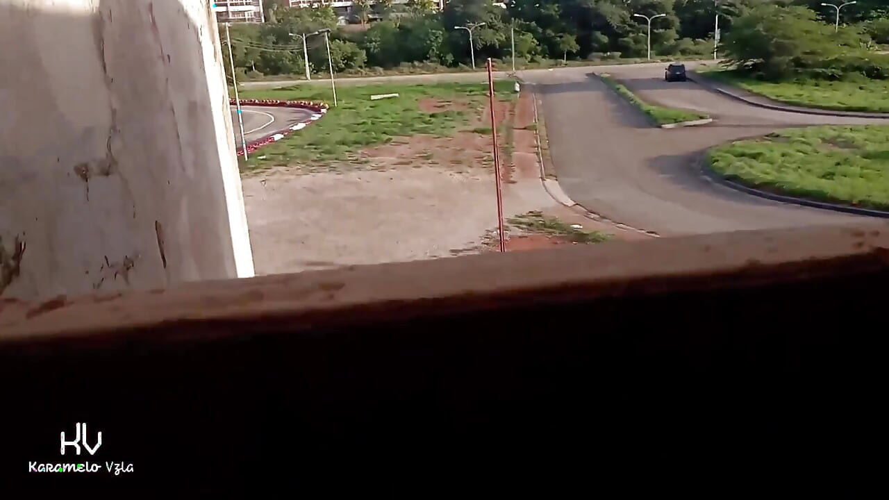 Wife Escapes to Give a Blowjob to the Worker of a Ruined Constructions