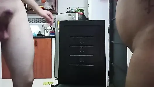 Ich komme müde von der arbeit nach hause, das einzige, was ich will, ist und meine frau mutter, dass sie von mir gefickt wird und ich nur will