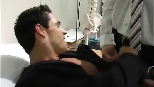 Dr. Richard Carl'ı muayene ediyor