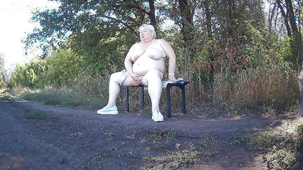 Svekrva u parku se skida i masturbira do orgazma na klupi