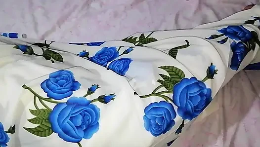 Шоу полного тела мокрой киски тети сари