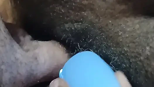 Черную толстушку трахает муж с большим белым членом