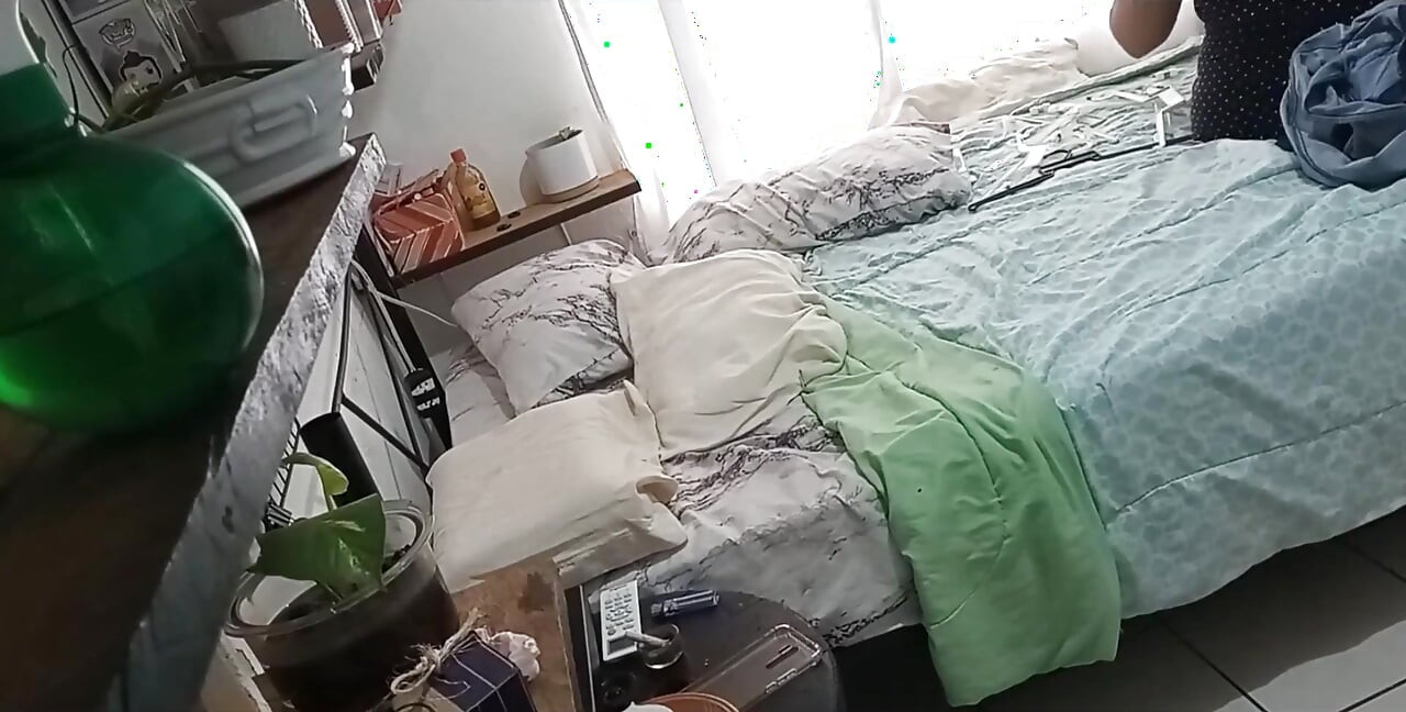 Olgun orta yaşlı seksi kadın odasını temizliyor 1
