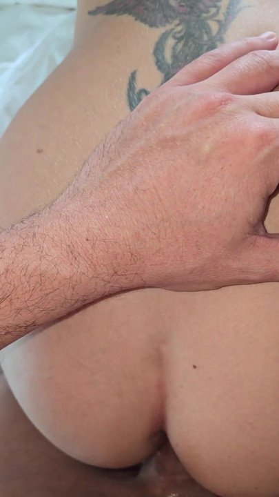 Un week-end de sexe coquin finit avec une autre dose de sperme sur ma chatte percée | Clip 1