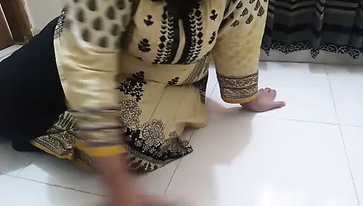 Meine stiefmutter steckte unter dem bett fest und dann ficke ich sie bequem - und ich gebe etwas hinter sich