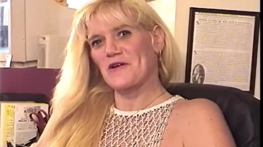 Зрелая милфа-блондинка широко раздвигает ноги, жестко трахает себя пальцами