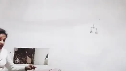 Ep8 Desi üvey anne üvey oğlunun kamerasını buldu ve see.mp4 için soyunuyor