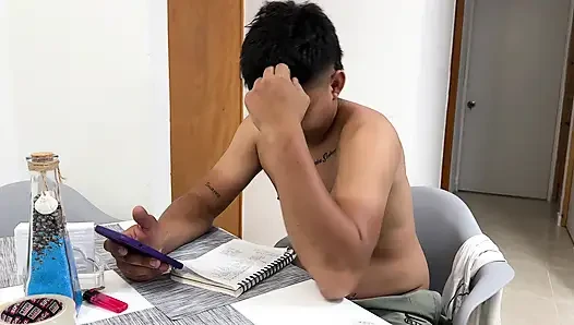 Aku menonton cewek latina muda di lemari setelah keluar dari kamar mandi, kami akhirnya keenakan waktu dia minta aku crot di dalam memeknya.