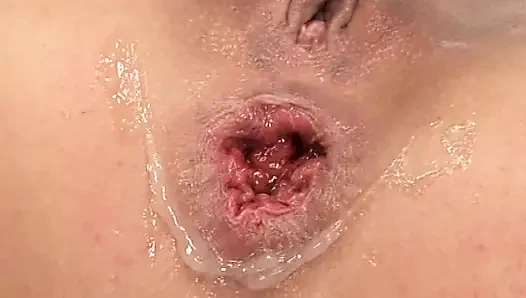 Heiße brünette spielt mit dildo und fisting beim solo-sex