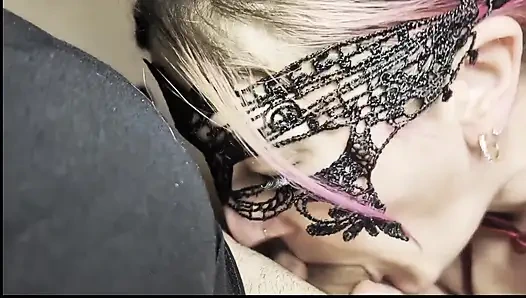 Nachmittags-hals-service - schwarzes kleid schluckt jeden tropfen