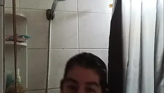 Orta yaşlı seksi kadın duş alıyor