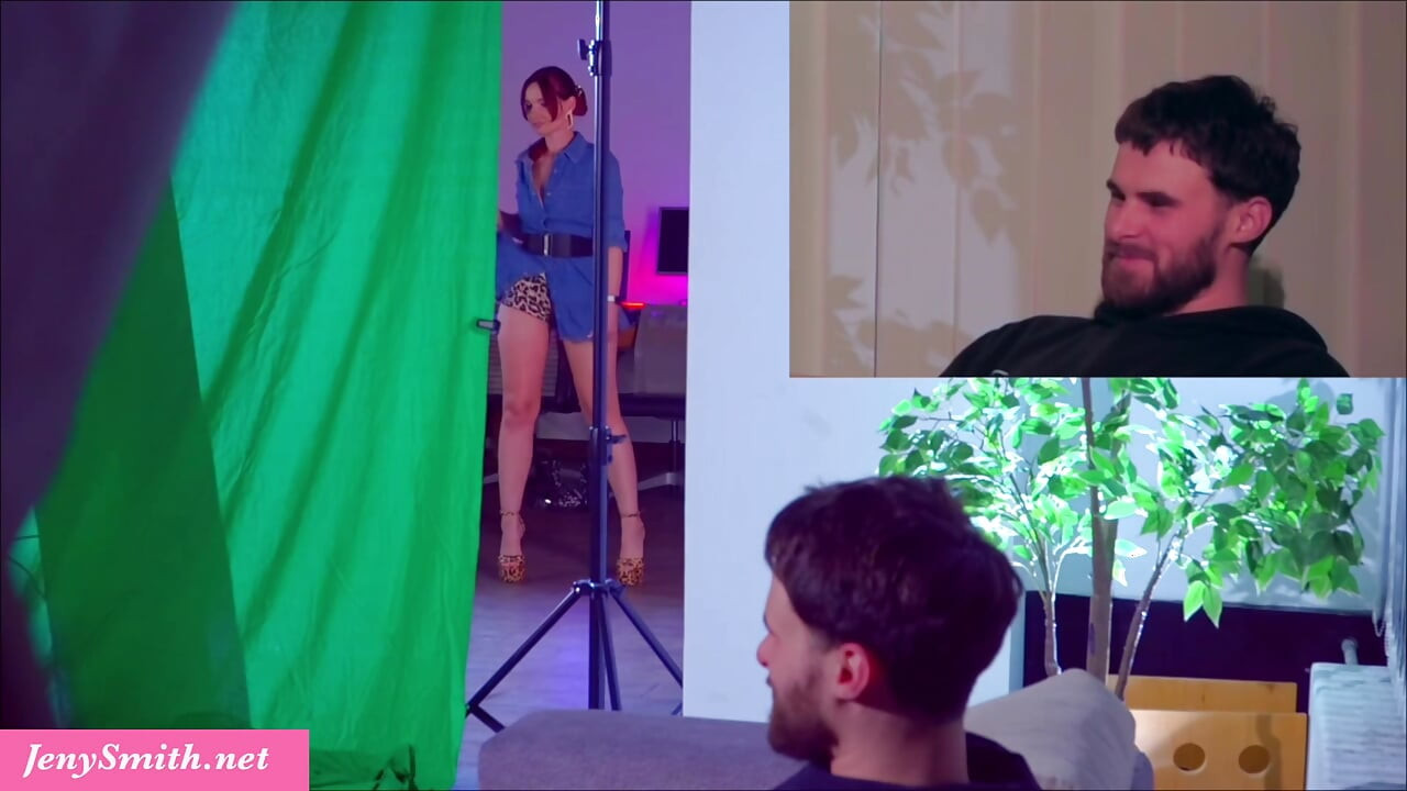 Jeny Smith a făcut o glumă unui străin și apoi l-a rugat să meargă în culise