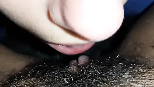 Ich esse ihre sehr haarige muschi und bringe sie schnell zum orgasmus