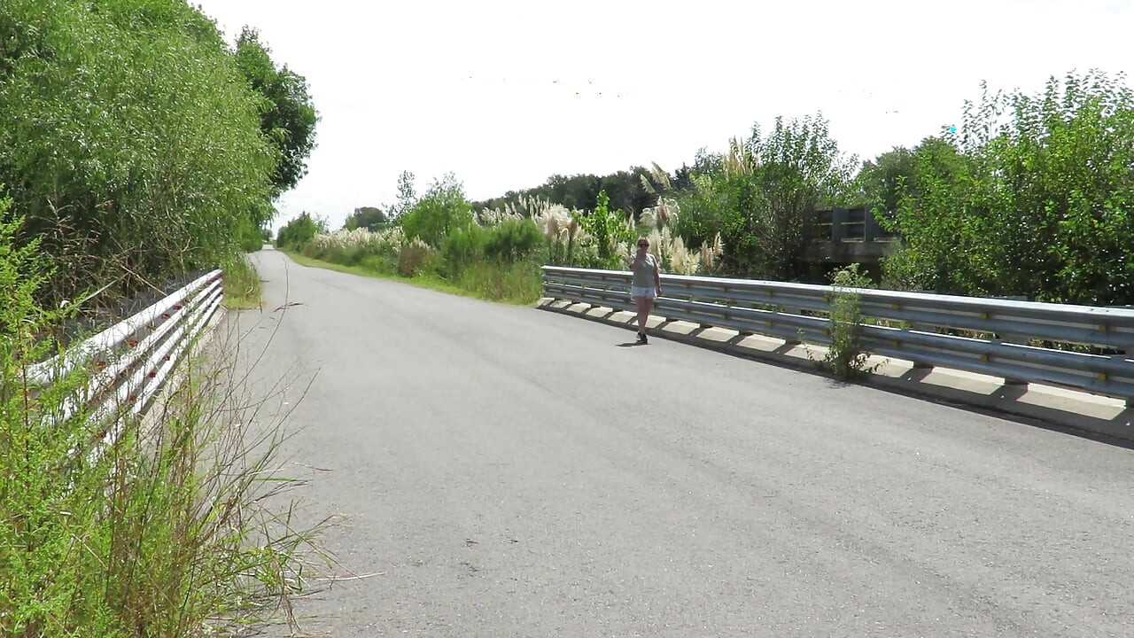 פטרישיה על הגשר מעל הכביש