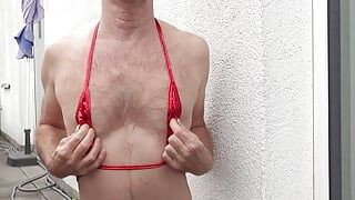 Court, bas nylon, bikini en rouge