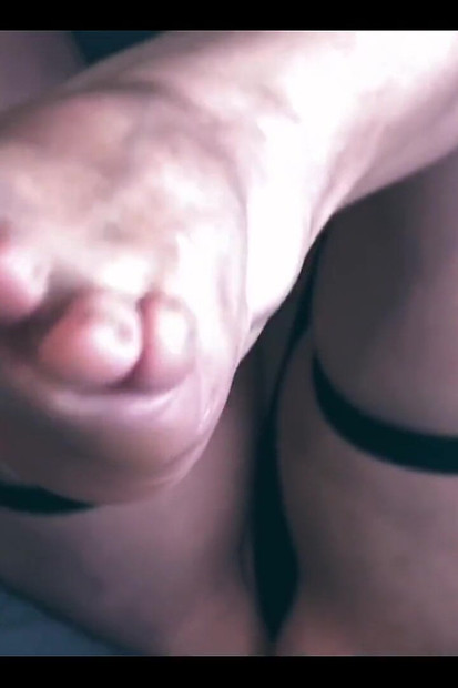 בואו לראות אותי מציגה את כפות הרגליים היפות שלי והופכת אותן למאוד