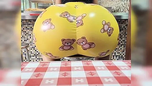 Большая задница поедает гамбургер