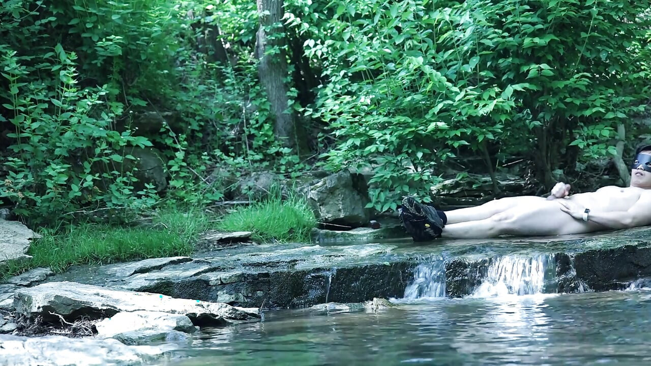 Bersantailah di pinggir air terjun, mencoba menyelidiki momen pribadi...