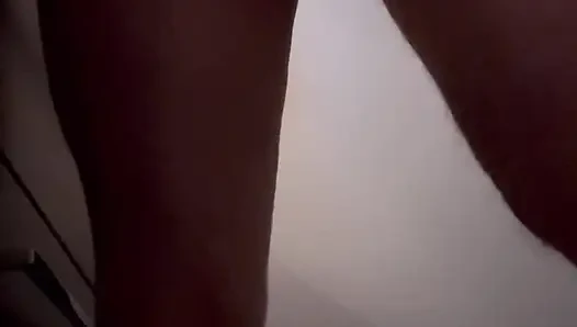 Sürtük dişlerini fırçalıyor