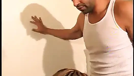 Lustvolle blonde nymphomanin ihre enge rosa muschi im dreier gedehnt