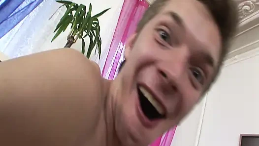 Marcus spreizt das arschloch der jungen blondine weit und testet dessen geschmack