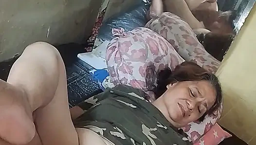 Sie kann nicht bereuen, was ich mit ihrer nassen muschi gemacht habe, als ich sie zur befriedigung gegessen habe