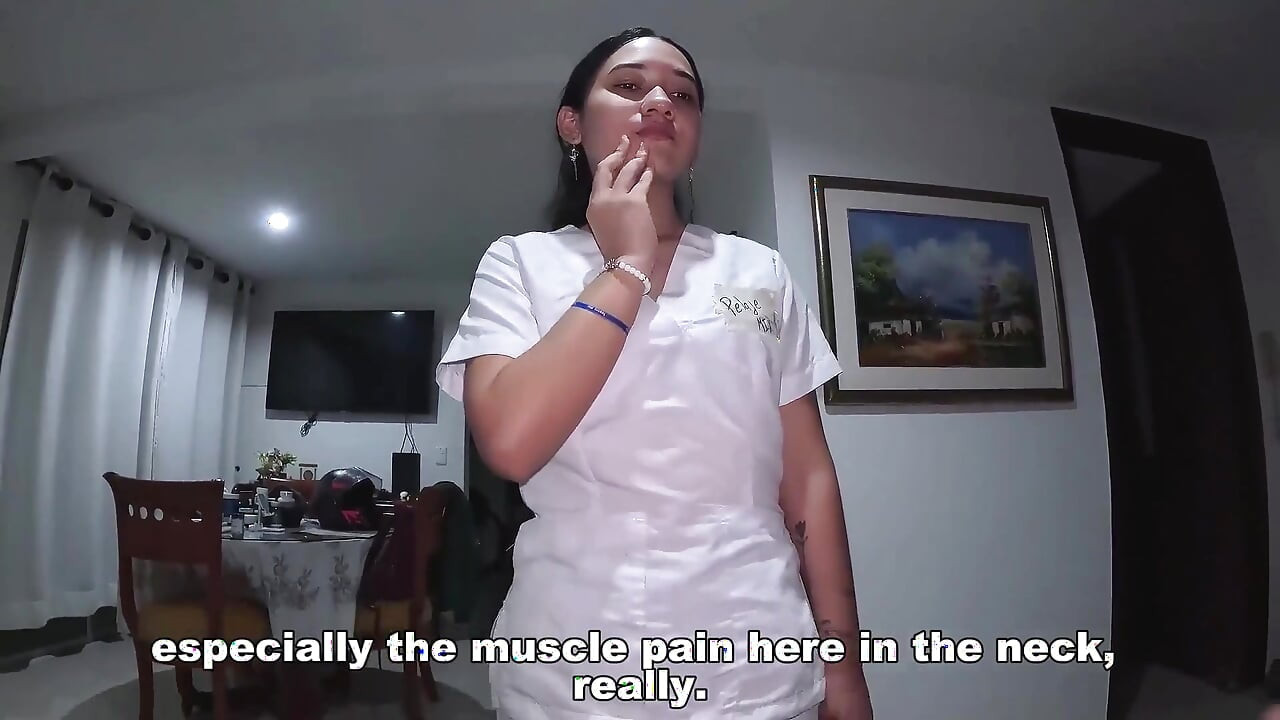 我穿上我继妹的护士服装, 去看望医院里的病人, 用我的阴户提取他们的精液.