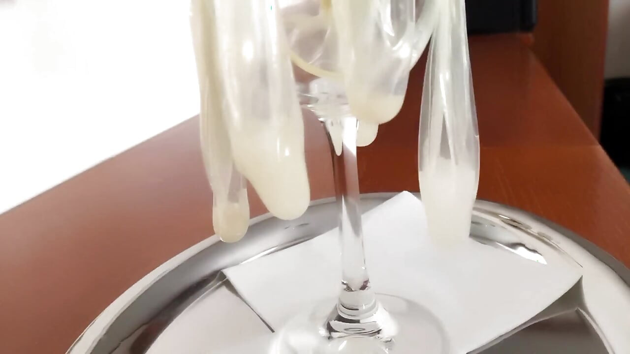 Cumdump bebe muitas cargas de preservativos usados - ejaculação néctar - copo de porra