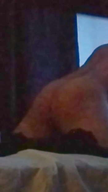 Eine sehr kurvige, mäkelnde Studentin besteht ihre Fächer. | Clip 2