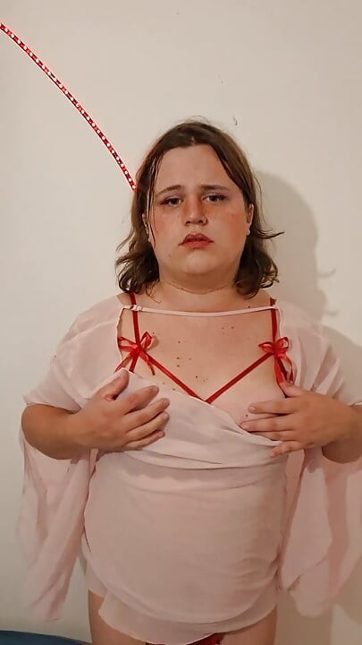 Tgirl dulce care se dezbracă pentru tine