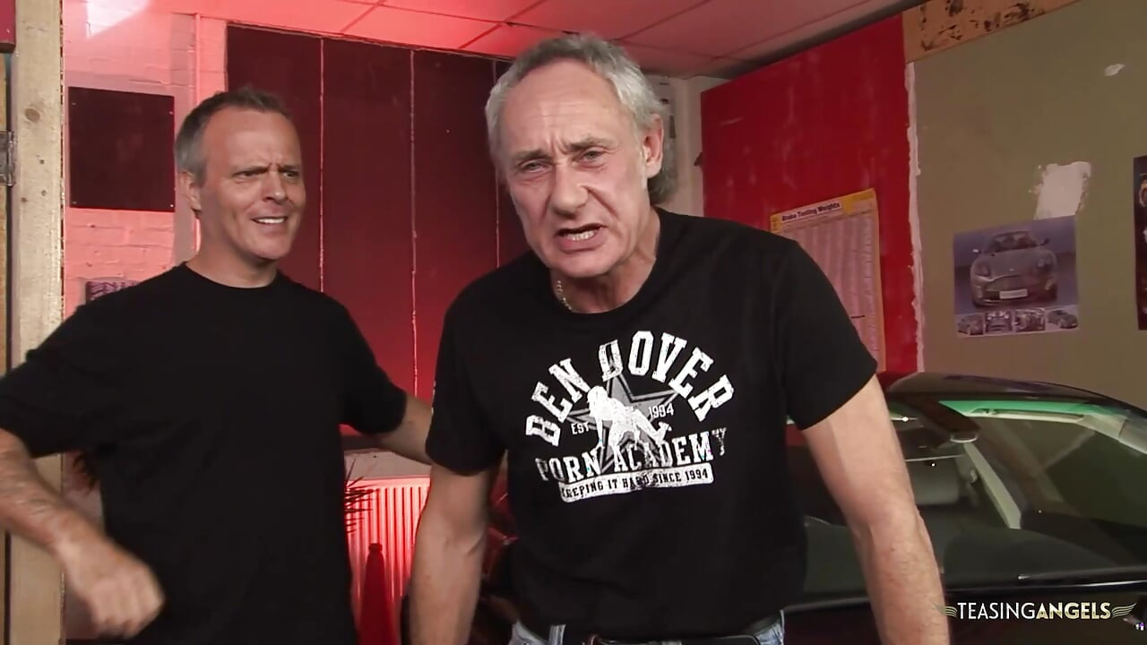 Fata cu țâțe mari și prietena ei au parte de sex în patru pe canapea