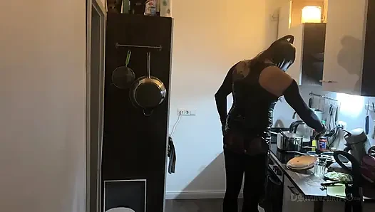 Baskın orta yaşlı seksi kadın mutfakta lateks sub'un götünü genişletiyor