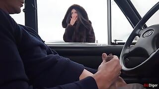 陌生女孩在一个公共停车场的车窗里撸管并吮吸我的鸡巴