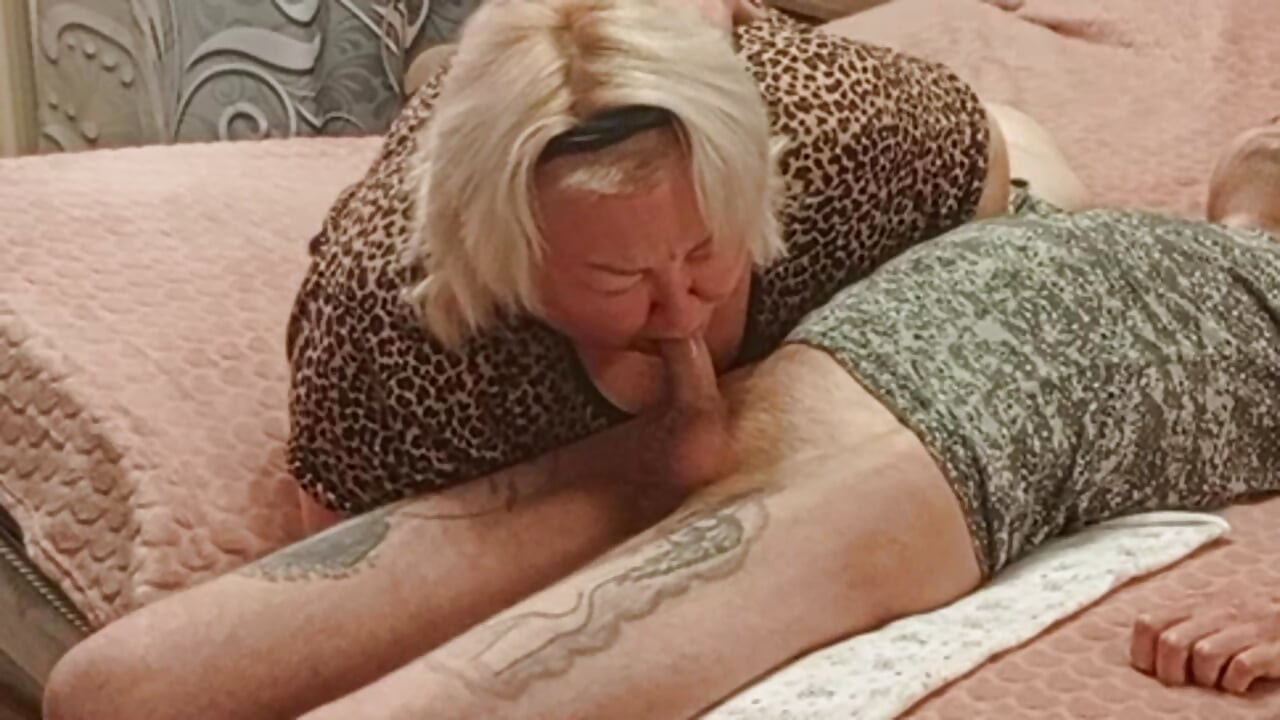 namorada chupa pau para obter uma boca cheia de porra