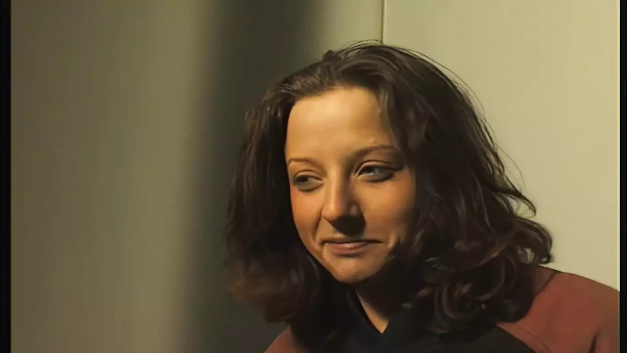 young teen mastubiert dafuer vor der kamera
