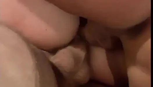 Renee pornero si cewek hot rambut cokelat yang salacious nggak bisa pilih satu dari dua perawannya dan diajak sama mereka berdua