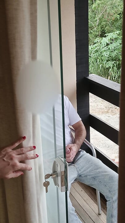 Şok olan üvey anne üvey oğlunu balkonda mastürbasyon yaparken yakalıyor ama bitirmesini sağlıyor