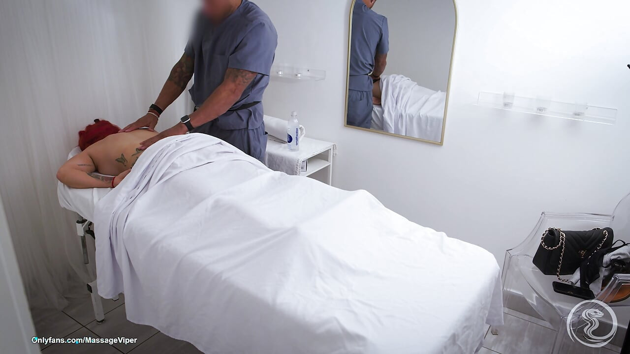 Clientă cu sâni mari își întinde picioarele pe masa de masaj 69, facesitting, doggy style și facial cu ejaculare pe sâni