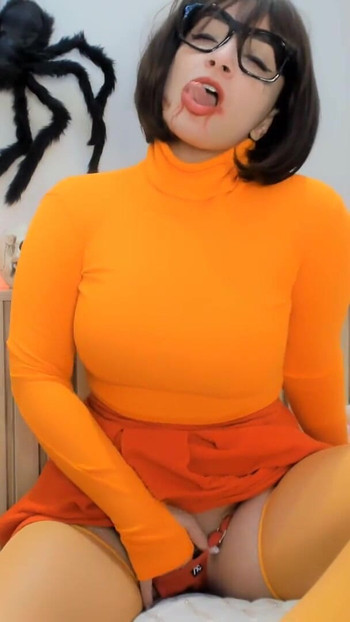 Ključni trenutak iz "Velma Dinkley iz socooby doo cosplaya crveno svjetlo za drkanje igre JOI ČEP ZA GUZU I SAVRŠENO PUŠENJE"