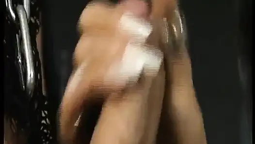 Немецкую брюнетку-пуму связывают и трахают игрушками и мясистым хуем