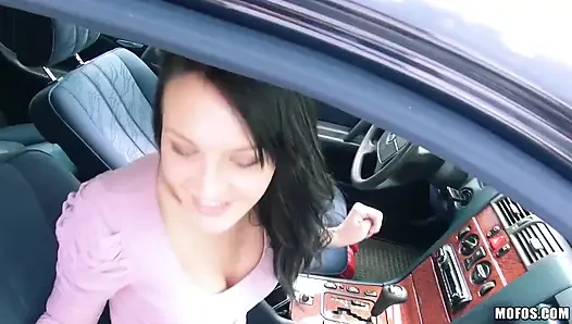 Mahsur kalan gençler - belle'in Brno'ya bir asansöre ihtiyacı vardı, rastgele bir yabancıdan binmek için yalvardı