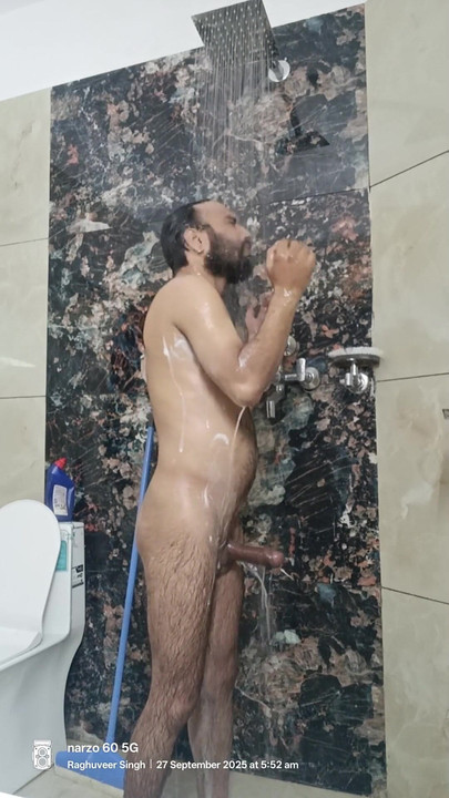 Trenutak koji morate vidjeti iz "Indijski Rajasthani Desi Gay masterbation show s tuširanjem"
